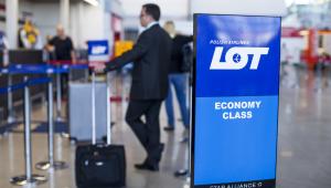 Stanowisko check-in polskiego przewoźnika PLL LOT na warszawskim lotnisku Okęcie.